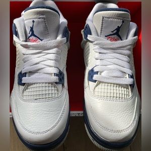 Air Jordan 4 retro( GS) just wear two times. Very good condition.